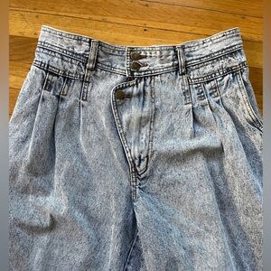 Vintage 1980s 80s acid-washed light pleated jeans denim 33 6 loose tapered curvy